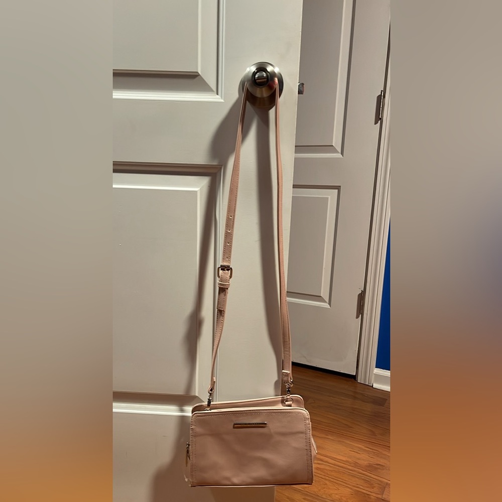 Steve Madden crossbody bag. Color: Pink  Measuring:7L X 9W.